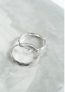 nhẫn bản trơn tối giản