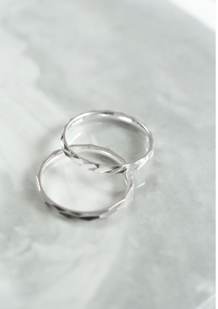 nhẫn bản trơn tối giản